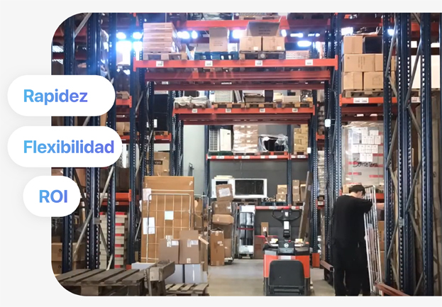 Interior de almacén logístico con operario y etiquetas 'Rapidez', 'Flexibilidad' y 'ROI', ilustrando beneficios de apps a medida.