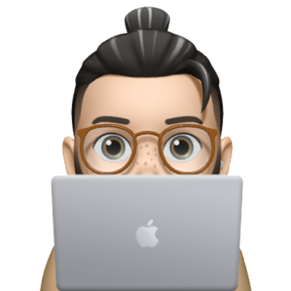 Memoji de un hombre con gafas y moño asomándose tras un MacBook, transmitiendo cercanía y soporte digital.